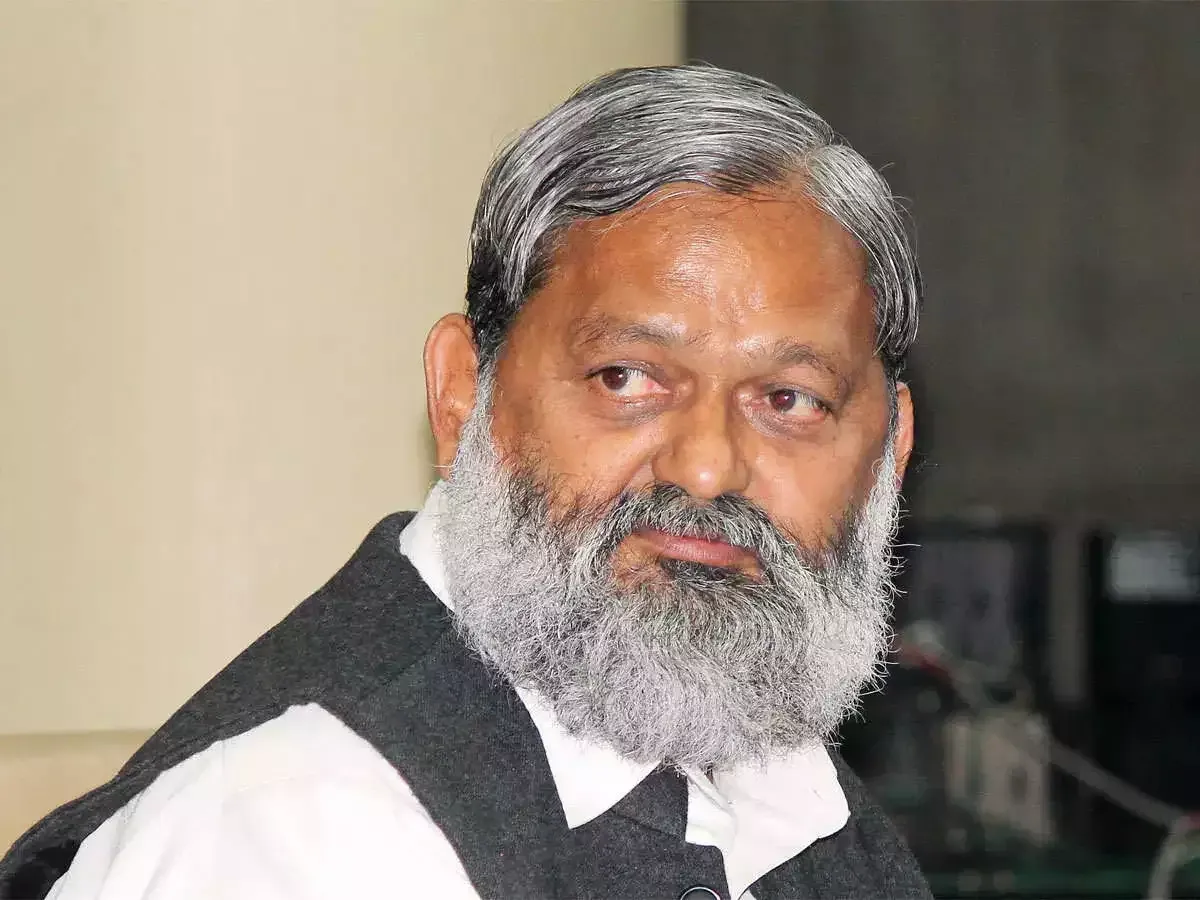 प्रोटोकॉल की अनदेखी : विपक्षी पार्टी का पोस्टर लगा देख भड़के विज, दो जेई निलंबित, एक्सईएन को नोटिस